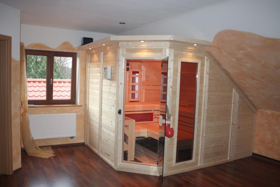 Saunamodell Bormio – die massive Blockbohlensauna wird aus nordischer Fichte gefertigt und ist in vielen Variationen umsetzbar. Das Modell ist auf Maß in jeder gewünschten Größe erhältlich