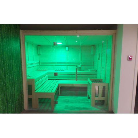 Saunamodell Bormio: Massive Blockbohlensauna aus nordischer Fichte gefertigt und in vielen Variationen und Größen umsetzbar.